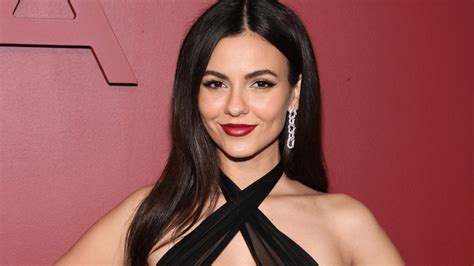 Victoria Justice Says Filming Her First Sex Scene。